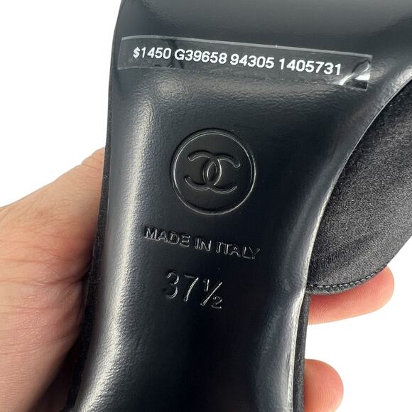 Chanel Resort 2023 CC Interlocking Crystal Logo Satin D'Orsay Pumps - Picture 15 of 16